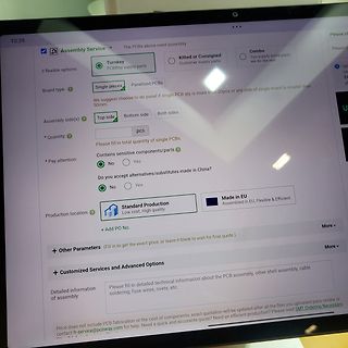 Abfotografierter Bildschirm einer PCB-Assembly-Webseite