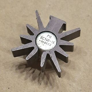 Metallisches Bauteil mit Aufschrift