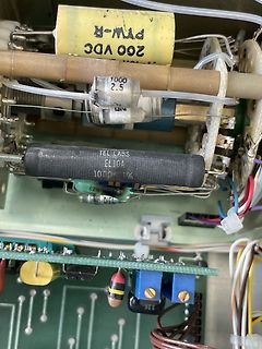 Nahaufnahme von Elektrolytkondensatoren und Bauteilen