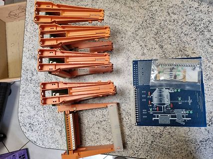 Reihe von orangefarbenen Klemmenmodulen und Lochrasterplatine