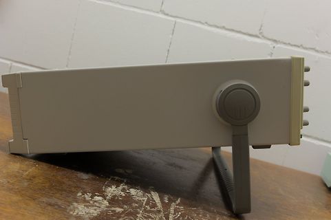 Rückansicht eines elektronischen Geräts auf Holztisch
