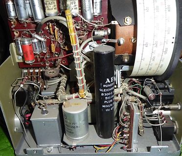 Innenansicht eines alten Funkgeräts oder Radios