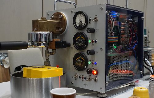 Experimenteller Versuchsaufbau mit Messinstrumenten und Elektronikgehäuse
