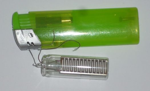 Grüner Feuerzeug mit herausgefallenem Piezo-Zündelement