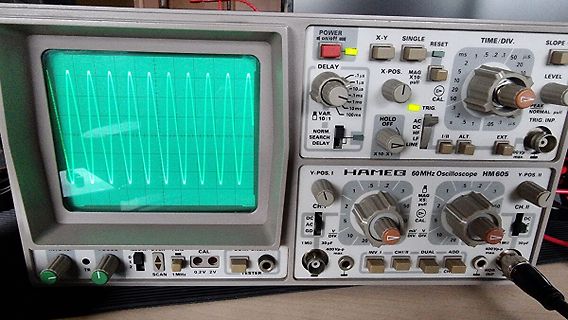 Analog-Oszilloskop mit Sinuswelle