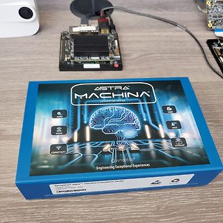 Astra Machina Foundation Series Box und Mikrocontroller-Board