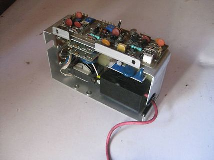 Innenansicht eines elektronischen Geräts mit Leiterplatte und Bauteilen