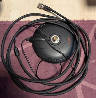 Antenne mit Kabel auf Untergrund