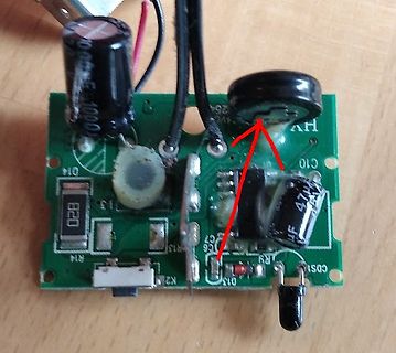 Foto einer Leiterplatte mit elektronischen Bauteilen