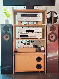 HiFi-Anlage mit Verstärker, CD-Player, Lautsprechern und Subwoofer