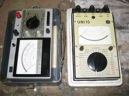 Zwei analoge Multimeter
