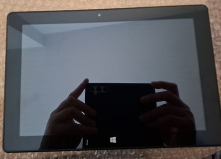 Reflexion eines Smartphones auf einem Tablet-Bildschirm