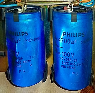 Zwei blaue Philips Elektrolytkondensatoren