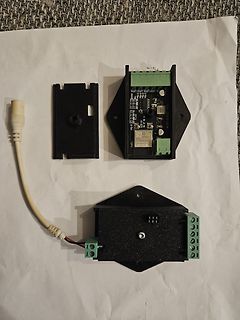 Zwei Leiterplatten in schwarzen Gehäuseteilen mit Kabel