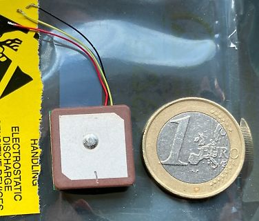 Kleines elektronisches Bauteil neben einer 1-Euro-Münze