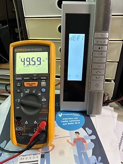 Fluke Multimeter und Display mit Fehlermeldung