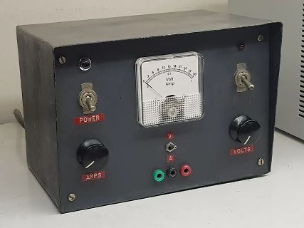 Labornetzteil mit Analoganzeige