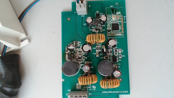 Grüne Leiterplatte mit elektronischen Bauteilen