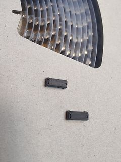 Zwei schwarze Bauteile auf hellem Untergrund