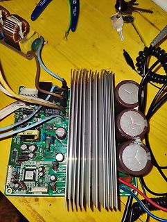 Leiterplatte mit Kühlkörper und Elektrolytkondensatoren
