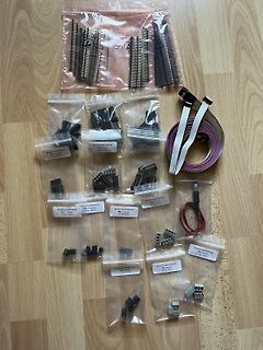 Verschiedene Anschlussklemmen in Plastikbeuteln auf Holztisch