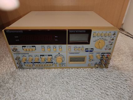 Labor-Messgeräte: Frequenzzähler, Digitalmultimeter, Funktionsgenerator und Netzteil
