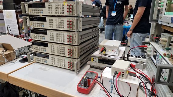 Stapel von Labornetzgeräten und Messgeräten in einer Werkstatt