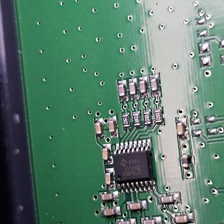 Nahaufnahme einer Leiterplatte mit IC und SMD-Bauteilen