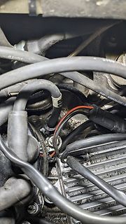 Nahaufnahme von Schläuchen und Kabeln in einem Motorraum