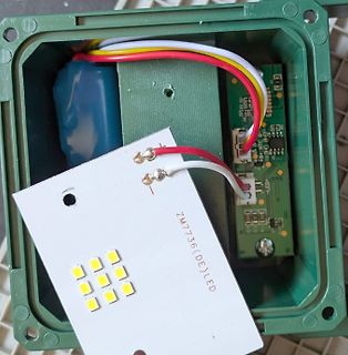 Elektronikkomponenten in einem Gehäuse