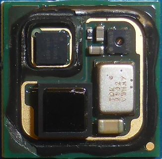 Makroaufnahme einer bestückten Leiterplatte mit integriertem Chip