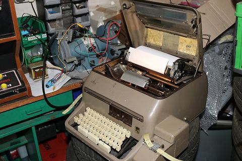Zerlegtes elektronisches Gerät in einer Werkstatt