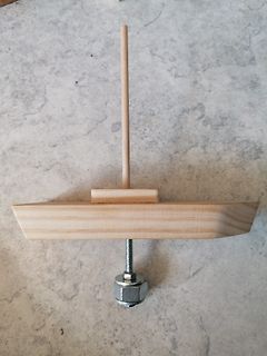 Holzkonstruktion mit Stab und Metallschraube