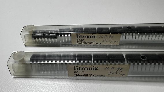 Zwei Litronix Opto-Isolatoren in Kunststoffgehäusen