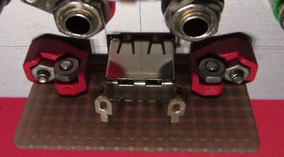 Elektrische Anschlüsse und Bauteile auf Lochrasterplatine
