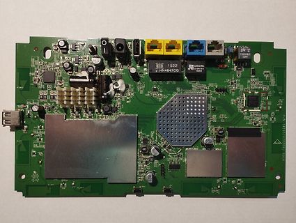 Foto einer grünen Leiterplatte mit elektronischen Bauteilen