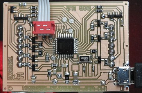 Foto einer bestückten Leiterplatte mit Mikrocontroller