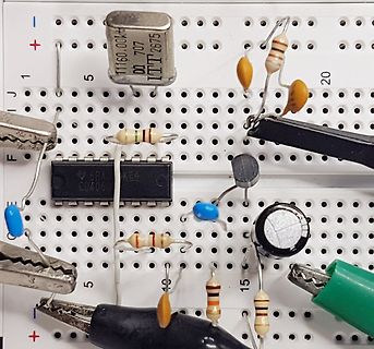 Aufbau auf Breadboard mit IC und Bauteilen