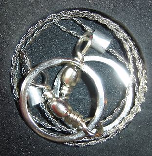 Silberfarbener Schmuck mit Kette und Ringen