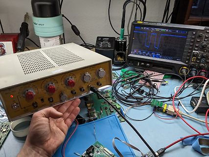 Messplatz mit Funktionsgenerator, Oszilloskop und Leiterplatten