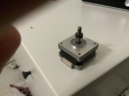Schrittmotor auf weißem Tisch
