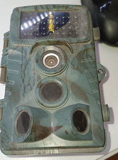 Gehäuse eines elektronischen Geräts mit Display und Linsen