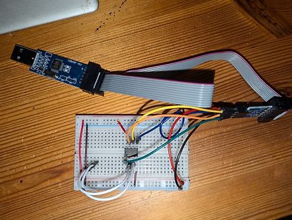 Breadboard-Aufbau mit USBASP-Programmer und Flachbandkabel