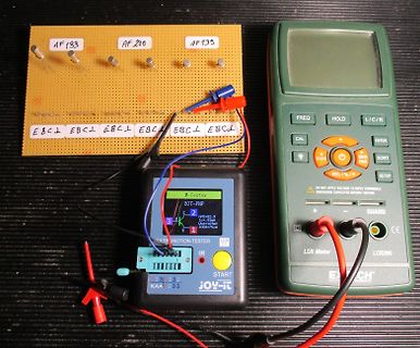 Messaufbau mit LCR-Meter und Transistoren auf Lochrasterplatine