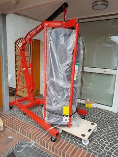 Motor oder Gerät an rotem Hebezeug