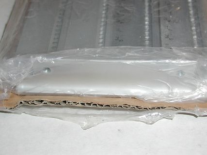 In Plastik verpacktes Bauteil auf Karton