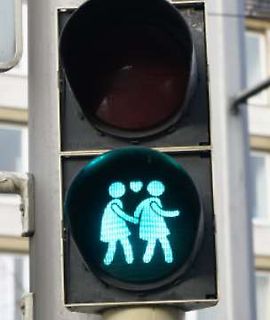 Ampel mit grünem Fußgänger-Symbol
