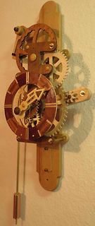 Mechanische Wanduhr aus Holz
