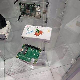 Raspberry Pi Komponenten in einer Vitrine