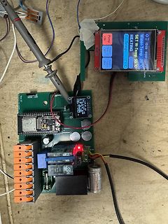 Elektronischer Aufbau mit Display und Mikrocontroller auf Holzbrett